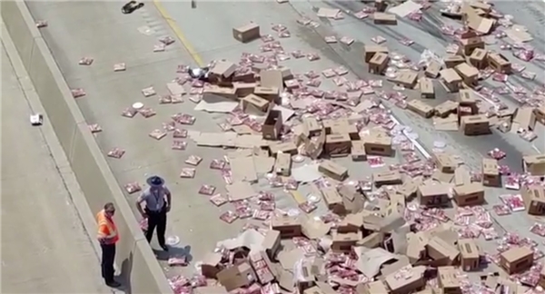 Hàng ngàn hộp bánh Pizza hảo hạng rơi vung vãi ra đường