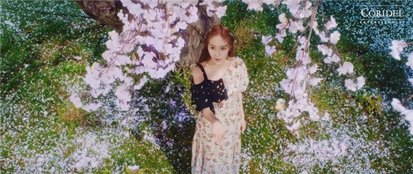 
Jessica xinh đẹp tựa nữ thần trong MV Summer Storm vừa được phát hành vào ngày 9/8.