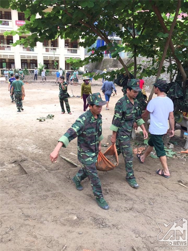 Bữa cơm ăn vội và nghĩa tình quân dân nơi nước lũ ở Yên Bái, Sơn La
