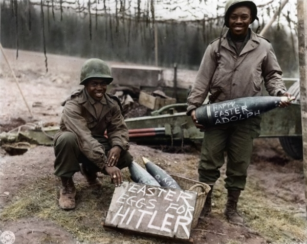 
Bức ảnh được chụp vào dịp lễ Phục sinh năm 1944. Binh sĩ trong Thế chiến II tươi cười bên những quả “bom trứng” dành cho Hitler.