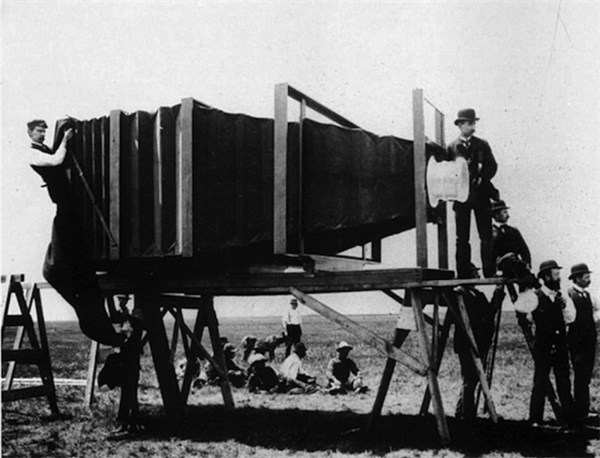 
Ống kính tiêu cự dài đầu tiên trên thế giới được phát minh vào năm 1900. Nhìn những bức ảnh này mới thấy, thời đại của chúng ta đã tiến bộ và phát triển vượt bậc rất nhiều.