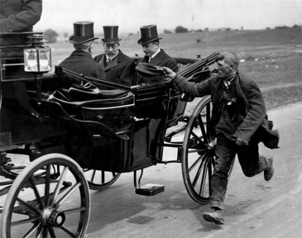 
Người ăn xin chạy theo xe của vua George V vào năm 1920.
