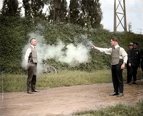 
Sau khi phát minh ra súng, con người tiếp tục khao khát về chiếc áo chống đạn. Bức ảnh ghi lại quá trình thử áo chống đạn năm 1923.