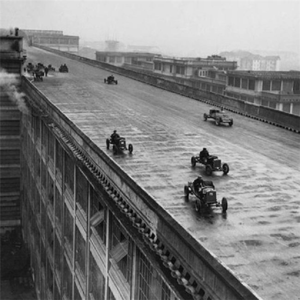 
Nóc nhà máy ở Turin, Italy năm 1923 được công nhân hãng xe Fiat trưng dụng làm đường đua xe 4 bánh.