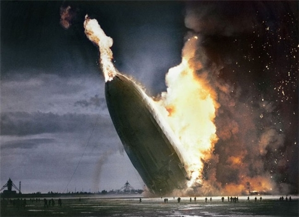 
Thảm họa cháy kinh khí cầu Hindenburg năm 1937 tại Mỹ làm 35 người thiệt mạng và đập tan hi vọng của mọi người về những chiếc khinh khí cầu khổng lồ.