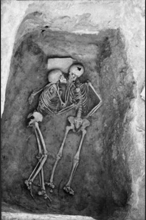 
Hai bộ xương được các nhà khảo cổ phát hiện trong tình trạng hôn nhau trong suốt 2.800 năm qua.