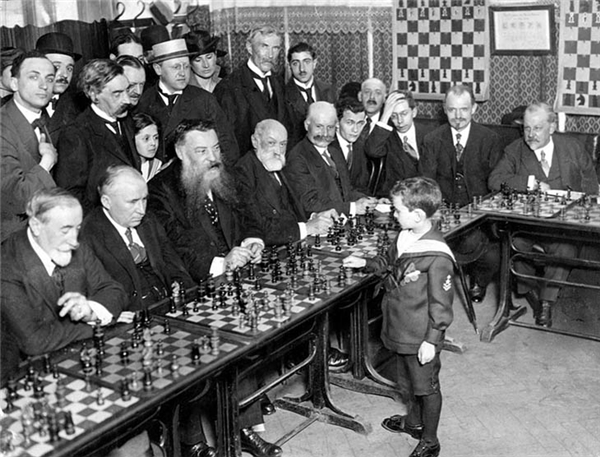 
Thần đồng Samuel Reshevsky, 8 tuổi đồng loạt đánh bại các kiện tướng cờ vua lão làng ở Pháp năm 1920.