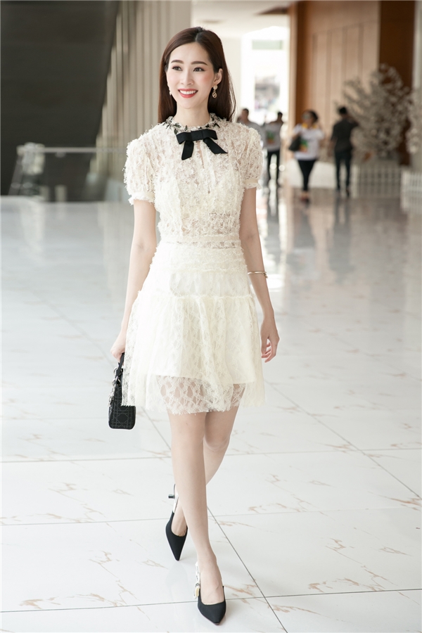 
Hoa hậu Đặng Thu Thảo chọn cho mình một chiếc đầm ren trắng đơn giản và nhẹ nhàng của NTK Lâm Gia Khang.  - Tin sao Viet - Tin tuc sao Viet - Scandal sao Viet - Tin tuc cua Sao - Tin cua Sao