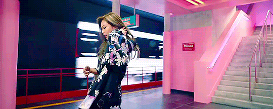 

Hình ảnh ma mị của nữ ca sĩ trong MV As if it's your last, đi kèm kimono họa tiết đậm chất Á đông.


"Bánh bèo" đúng nơi đúng chỗ với váy họa tiết floral kết hợp kẻ sọc độc đáo cùng điểm nhấn cut out tay áo.