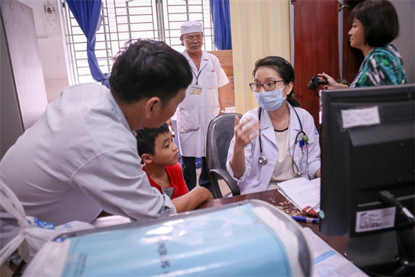 
Bác sĩ đang thăm khám cho trẻ tại khoa Thần kinh của BV Nhi Đồng