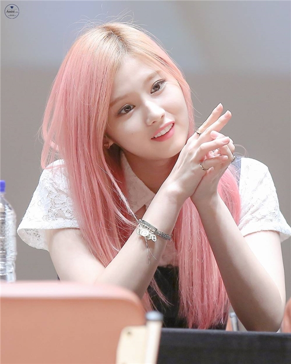 Nếu bạn muốn có mái tóc giống như thần tượng Hàn, hãy xem hình ảnh về tóc hồng như thần tượng Hàn. Tóc hồng sáng khiến bạn trông như một ngôi sao KPop nổi tiếng, cực kỳ thu hút sự chú ý của mọi người.