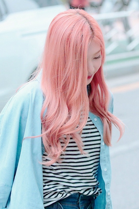 
Một lần khác, em út của Red Velvet lại đáng yêu trong mái tóc xoăn bồng bềnh được nhuộm màu hồng nhạt.