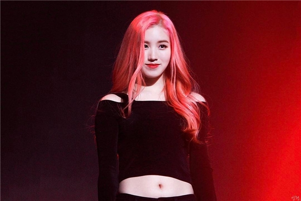 
Siyeon trông thật lôi cuốn với những line tóc màu hồng đậm nhạt xen kẽ nhau.