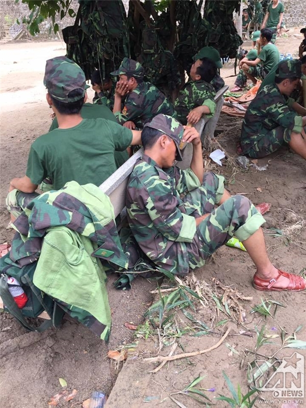Bữa cơm ăn vội và nghĩa tình quân dân nơi nước lũ ở Yên Bái, Sơn La