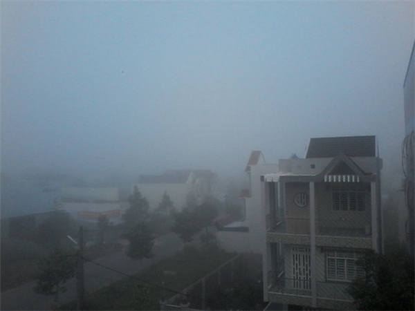 Hiện tượng lạ: Sương mù như muốn… “nuốt chửng” Cần Thơ