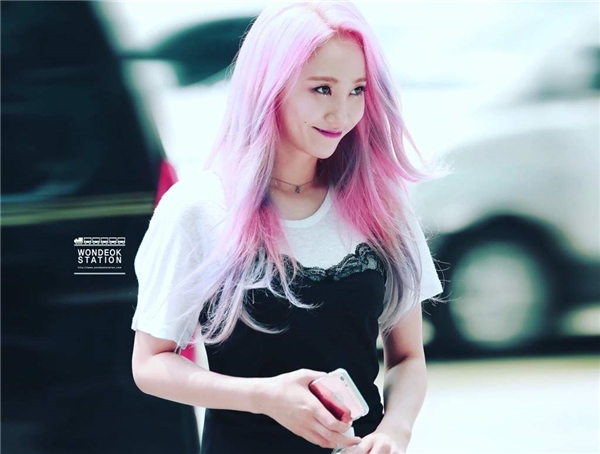 Mùa hè nổi bần bật với màu tóc hồng đẹp như thần tượng Hàn