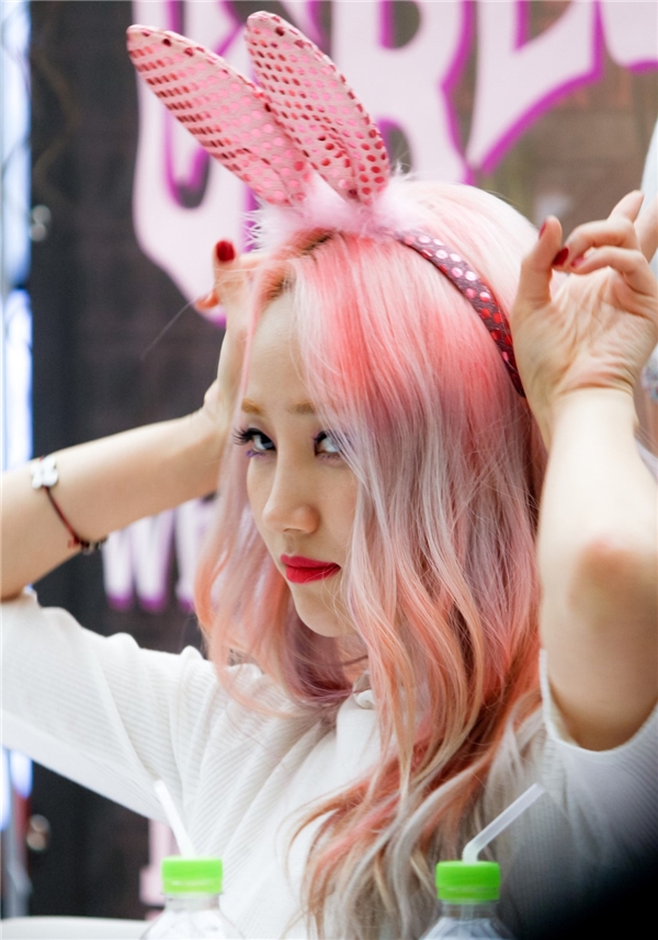 
Sự chuyển màu theo từng lớp tóc là một gợi ý đáng để thử từ Yeeun.