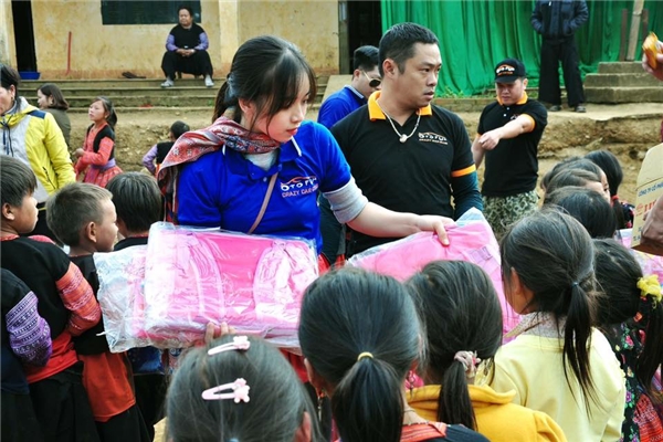 
Linh Trang trao quà cho các em nhỏ vùng cao trong một chuyến thiện nguyện.