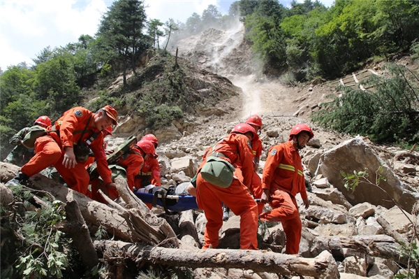Lực lượng cứu hộ làm việc ngày đêm để khắc phục sự cố sau thảm họa.