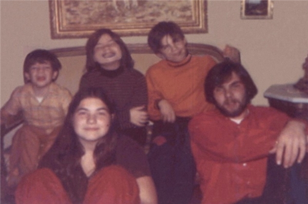 
Tên sát nhân ngồi ngoài cùng bên phải. Không lâu sau khi chụp bức hình này, cả 4 chị em còn lại trong bức hình đã bị thảm sát.