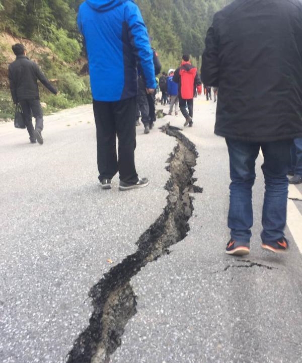 
Động đất khiến nền đường nứt toác.