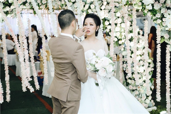 Đám cưới ngập tràn sắc trắng lãng mạn của anh trai Bảo Thy và vợ 9x - Tin sao Viet - Tin tuc sao Viet - Scandal sao Viet - Tin tuc cua Sao - Tin cua Sao