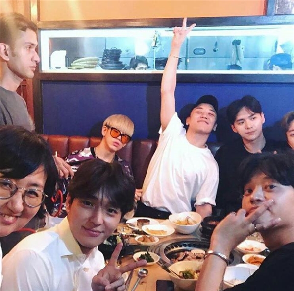 
Vào ngày 11/8 vừa qua, Seungri đã có mặt tại buổi khai trương cửa hàng ăn YG Republique tại Malaysia cùng cậu bạn thân Choi Jong Hoon và một số người bạn khác của mình.