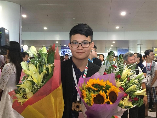 
Lê Quang Tuấn (học sinh lớp 12, trường THPT Chuyên Đại học Sư phạm Hà Nội) đã đoạt được tấm Huy chương Vàng đầy danh giá​
