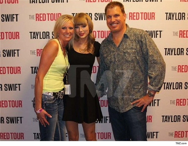 
Bức ảnh chụp lại cảnh David Mueller đặt tay lên vòng ba của Taylor Swift.