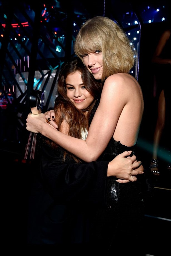 
... nhưng việc Selena Gomez an ủi cô bạn của mình đã chứng minh hai cô gái vẫn rất thân thiết và bền chặt.