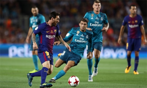 
Messi lạc lối trong vòng vây của các cầu thủ Real Madrid.