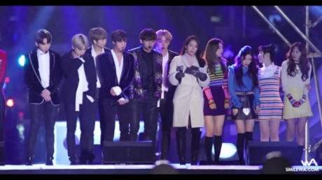 
Giữa trời đông, trang phục của BTS ấm áp hơn hẳn Red Velvet. Nữ MC đứng giữa cũng được khoác áo dạ dày dặn.