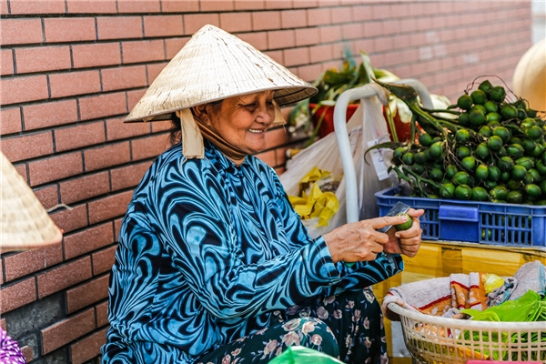 Những người phụ nữ bán lá trầu quả cau cuối cùng tại Sài Gòn