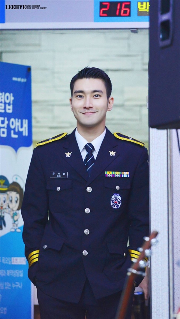 
Xuất hiện trong bộ cảnh phục, Siwon xứng đáng với danh hiệu “mỹ nam sở cảnh sát” bởi vẻ ngoài phong độ và khí chất ngời ngời của mình.
