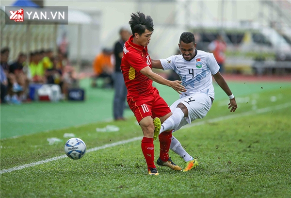 
Công Phượng vấp phải sự kèm cặp rất quyết liệt từ các cầu thủ của U22 Đông Timor.