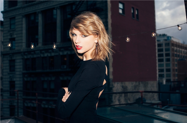 
Taylor Swift mong muốn từ vụ việc của mình có thể khuyến khích những nạn nhân đáng thương của nạn tấn công tình dục đứng lên đòi danh dự. Hành động cao đẹp của nữ ca sĩ được dư luận và các nghệ sĩ, bạn bè thân thiết trong giới hết lòng ủng hộ.