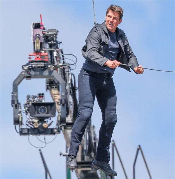 
Dù có thiết bị bảo vệ nhưng với cảnh quay ở độ cao chót vót, Tom Cruise đã không may gặp tai nạn khi tự mình thực hiện pha hành động nguy hiểm. 