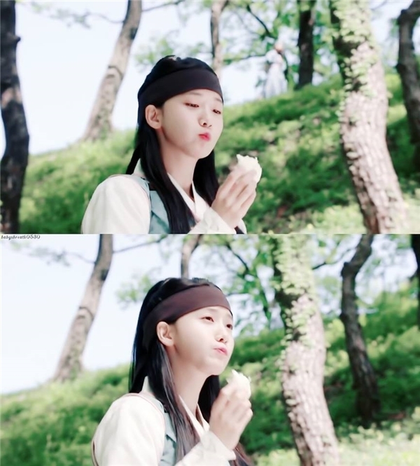 
Tham ăn là thế nhưng không ai có thể cưỡng lại vẻ đáng yêu của nàng "Eun San" Yoona này được.