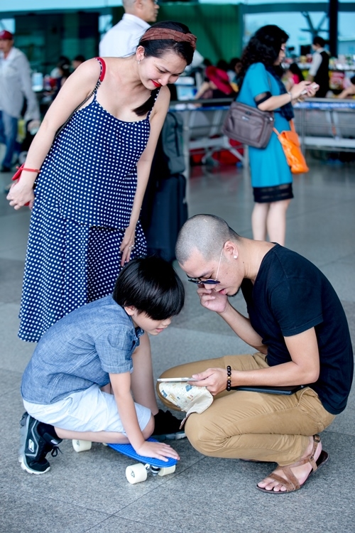 
Hai năm về trước, vào ngày 11/7/2015, DJ Phong cũng ra sân bay tiễn vợ chồng Kim Hiền và con trai Sonic sang Mỹ định cư. Khi đó, Kim Hiền đang mang thai bé Yvona. - Tin sao Viet - Tin tuc sao Viet - Scandal sao Viet - Tin tuc cua Sao - Tin cua Sao