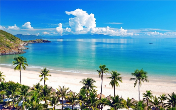 
Nha Trang nổi tiếng bởi những bãi biển với cát trắng trải dài.