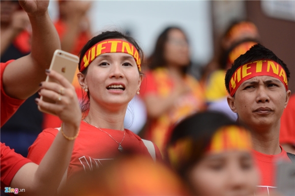 
Không ít các CĐV là Việt Kiều đang sinh sống, học tập và làm việc tại Malaysia, họ tranh thủ thời gian được nghỉ để đến sân cổ vũ đội tuyển nước nhà. (Hình: Zing)