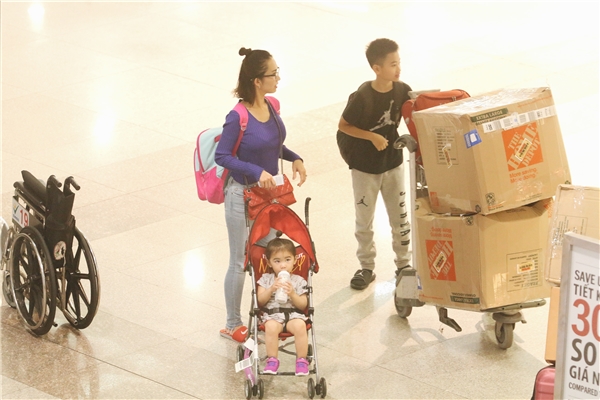Chồng cũ ra sân bay đón Kim Hiền và hai con sau hai năm xa cách - Tin sao Viet - Tin tuc sao Viet - Scandal sao Viet - Tin tuc cua Sao - Tin cua Sao