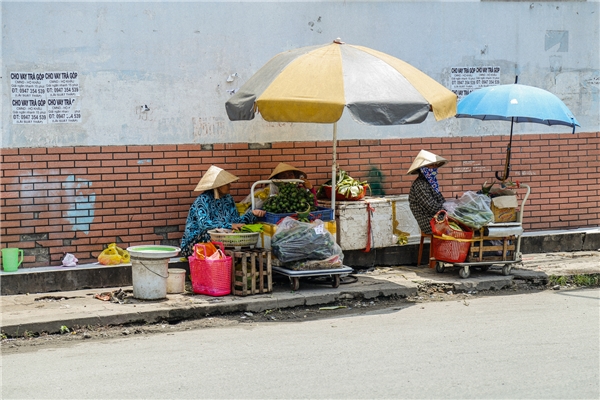 Những người phụ nữ bán lá trầu quả cau cuối cùng tại Sài Gòn
