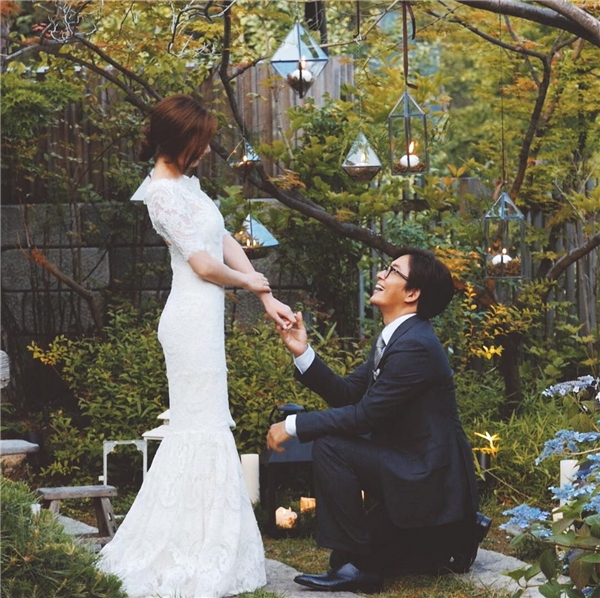 
Bae Yong Joon quỳ gối cầu hôn bạn gái Park Soo Jin vào năm 2015.