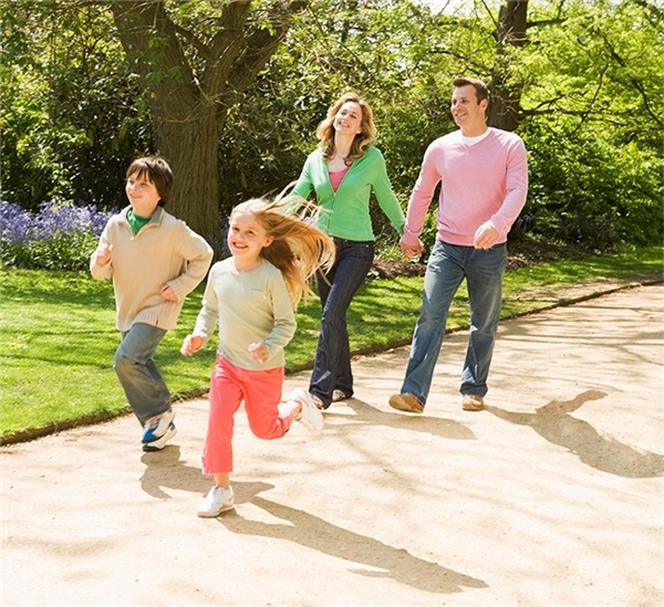 
Một ngày nắng đẹp, gia đình em bốn người dạo quanh vòng quanh, có gì không đúng ở đây?