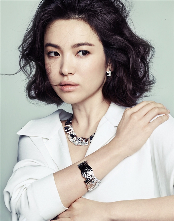 
Nếu mái tóc dài đem đến vẻ dịu dàng, thướt tha thì khi "diện" tóc ngắn, Song Hye Kyo trông tươi trẻ, cá tính mà vẫn không làm giảm đi nét kiêu sa vốn có. 