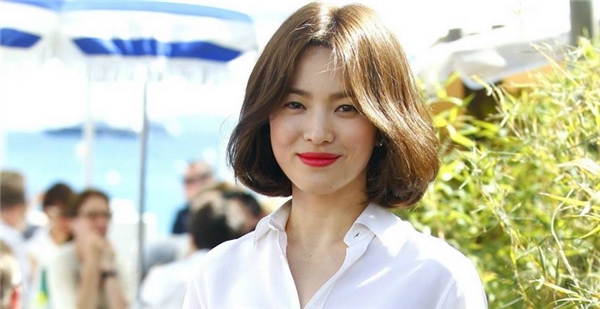 
Cộng đồng mạng thi nhau bình luận vui rằng: "Song Hye Kyo cứ đẹp thế này thì bảo sao Song Joong Ki không yêu cho được", "Song Hye Kyo dù diện tóc nào thì vẫn xinh đẹp và quyến rũ",...