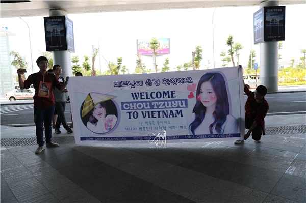 
Người hâm mộ Việt Nam chuẩn bị banner và poster hoành tráng để chào đón TWICE tại sân bay sáng nay.