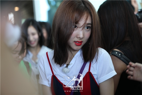 
Nayeon "choáng" khi gặp đám đông chen lấn. Cô thậm chí còn bị một vài người hâm mộ nắm tay trong lúc di chuyển.
