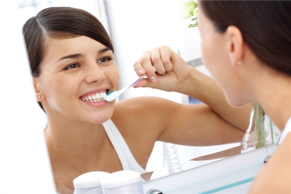 
Đánh răng thường xuyên để loại bỏ các vi khuẩn có trong miệng